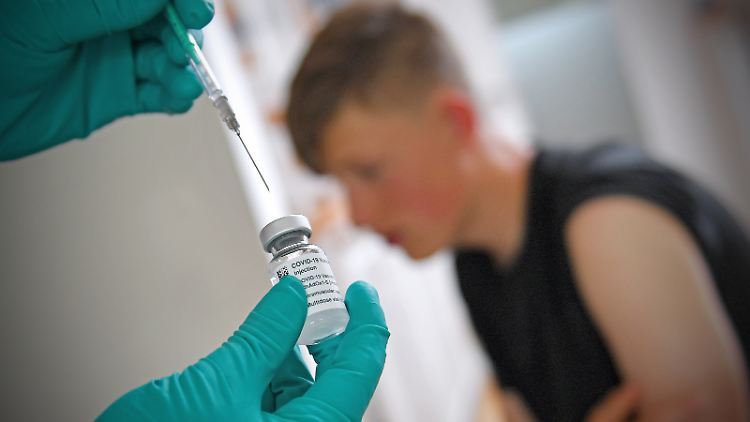Laut dem Robert Koch-Institut sind 15,1 Prozent der 12- bis 17-Jährigen vollständig gegen Corona geimpft.