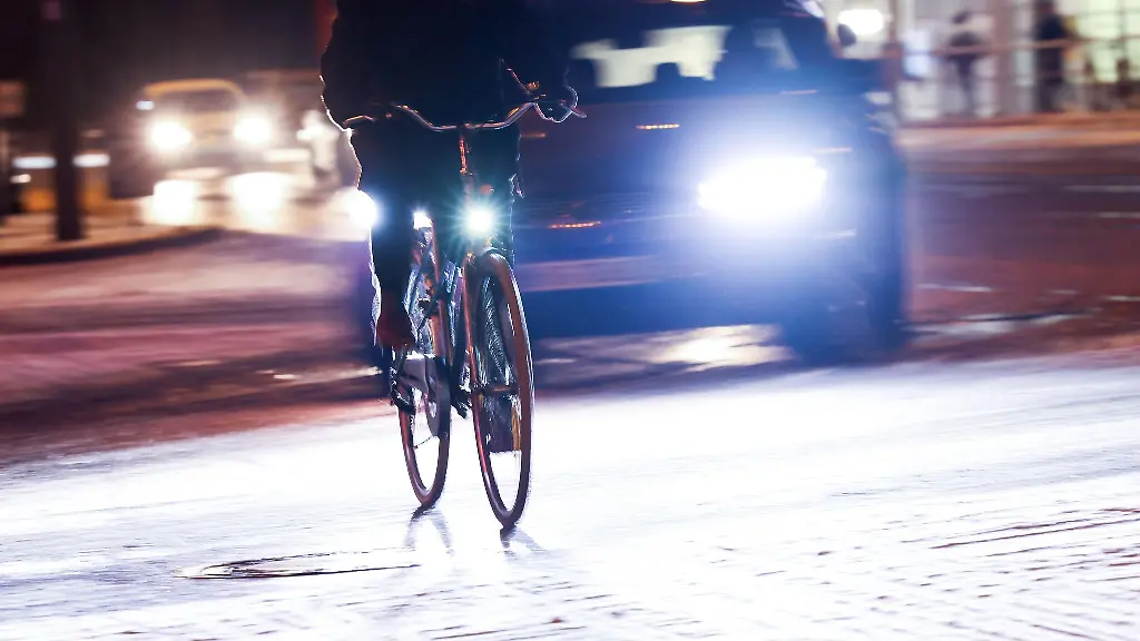 Ob-mit-Auto-Rad-oder-Bahn-Schneefall-und-Glaette-sind-keine-Entschuldigung-dafuer-zu-spaet-zur-Arbeit-zu-erscheinen