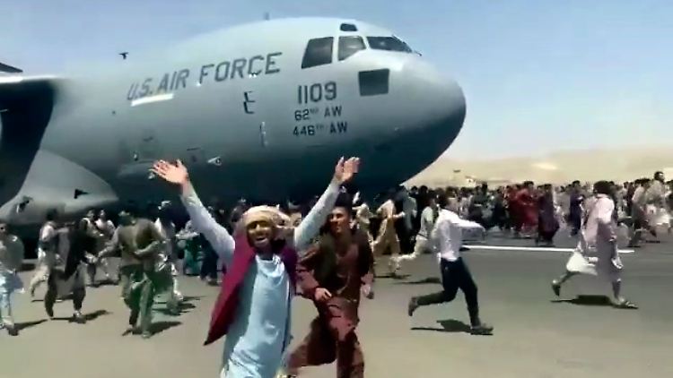 Für viele Afghaninnen und Afghanen war der Flughafen in Kabul in den Tagen des Abzugs die letzte Rettung. In die Flieger schafften es jedoch bei weitem nicht alle.