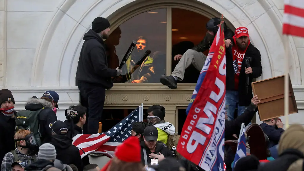 Am-6-Januar-2021-stuermten-tausende-Trump-Anhaenger-das-Kapitol-weil-sie-den-Wahlsieg-von-Joe-Biden-nicht-anerkennen-wollten