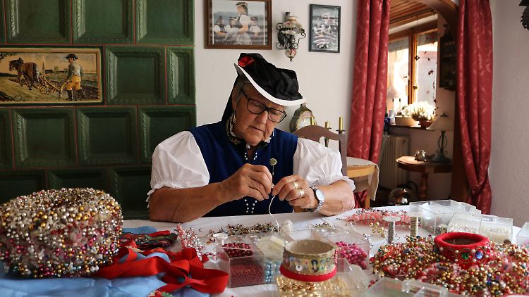 Anita Wehrle beherrscht als eine der Letzten das Handwerk des Schäppel-Machens.