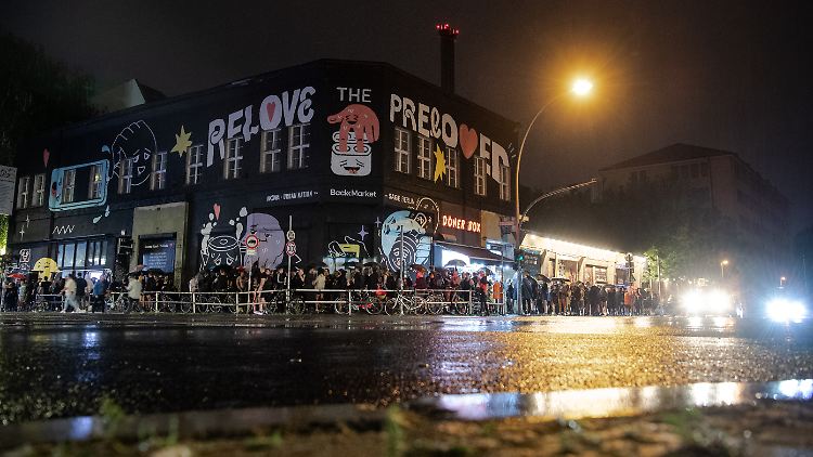 Groß war der Wunsch, noch einmal wie früher im Club zu feiern - ohne Maske und Abstandsregeln.
