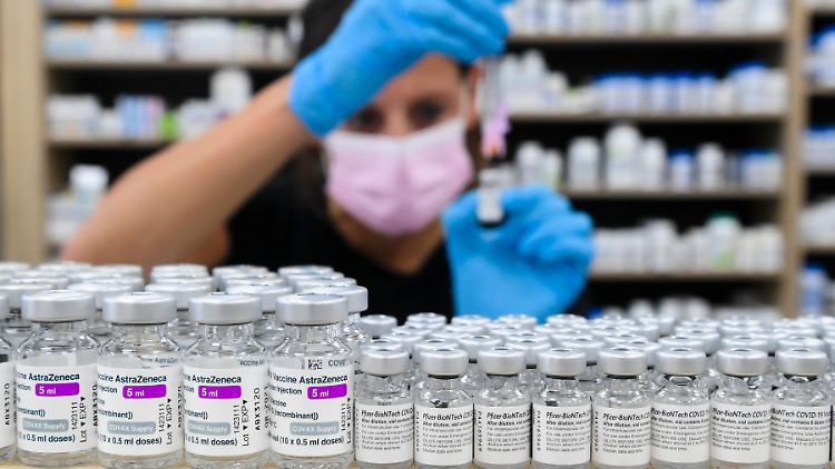 Hauptgründe für den drohenden Verfall sind die geringe Impfbereitschaft noch nicht Geimpfter sowie das schlechte Image vor allem des Astrazeneca-Vakzins.