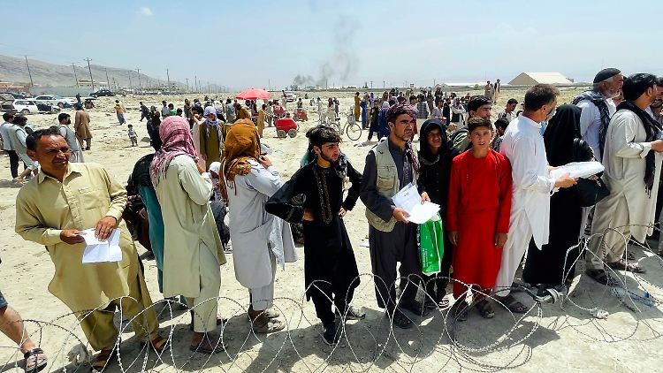 Trotz einer von den Taliban verkündeten "Amnestie" hoffen zahlreiche Menschen am Flughafen von Kabul darauf, das Land verlassen zu können.