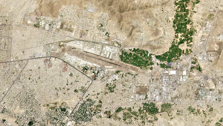 Laut USA haben die Taliban zugesichert, auch Zivilisten zum Flugplatz vorzulassen.