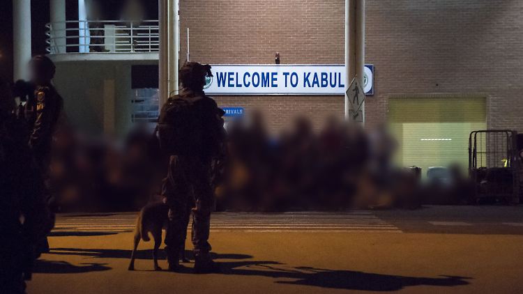 Für Menschen, die von den Taliban bedroht werden, ist der Flughafen Kabul derzeit der einzige Fluchtweg. 