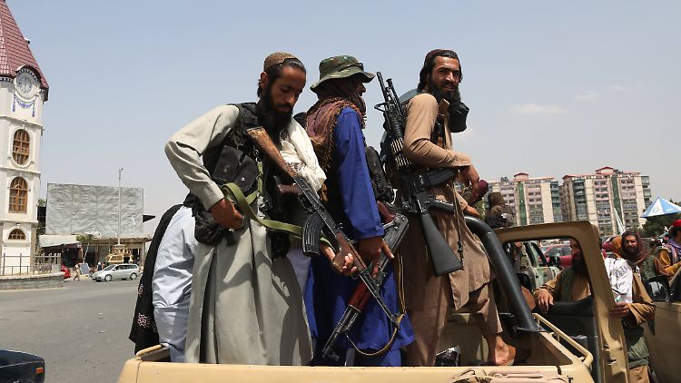 Taliban auf Patrouille in Kabul. An manchen Stellen haben sie Kontrollposten eingerichtet.