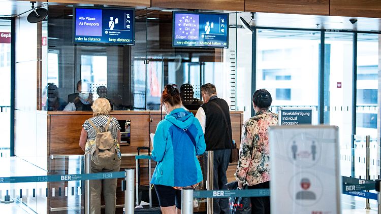 Der neue Berliner Flughafen - mit 12 Jahren Verspätung ging er an den Start.