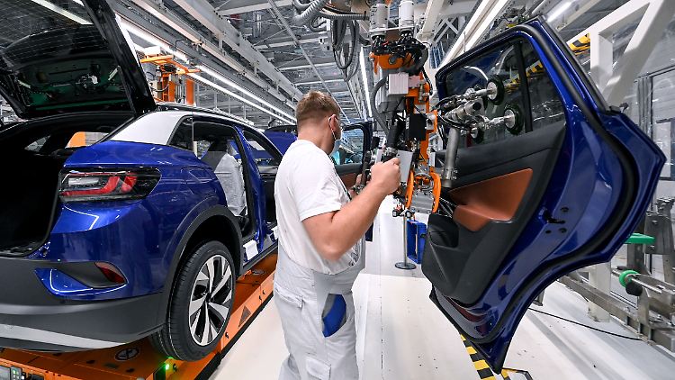 Zudem erreicht die Bundesregierung 2021 eine wichtige Zielmarke.: Mehr als eine Million Autos auf den Straßen sollen elektrisch oder zumindest teilelektrisch fahren. 