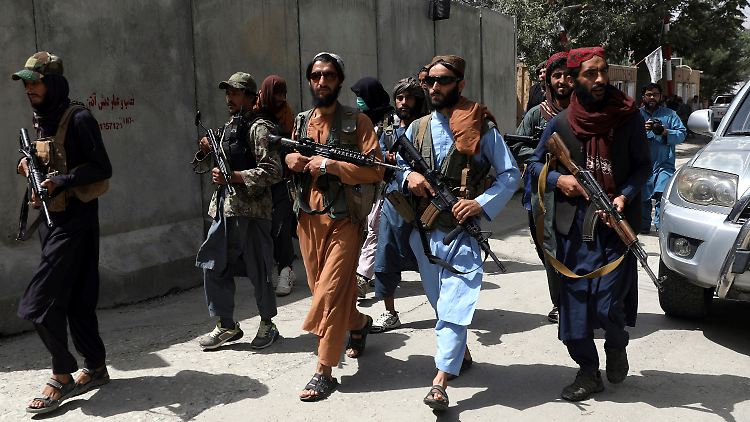 Taliban-Patrouille in Kabul. Für einheimische Mitarbeiter der Bundeswehr und westlicher Organisationen ist der Weg zum Flughafen nicht sicher.