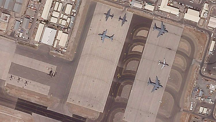 Eine Satellitenaufnahme zeigt die militärische Seite des internationalen Flughafens von Kabul.