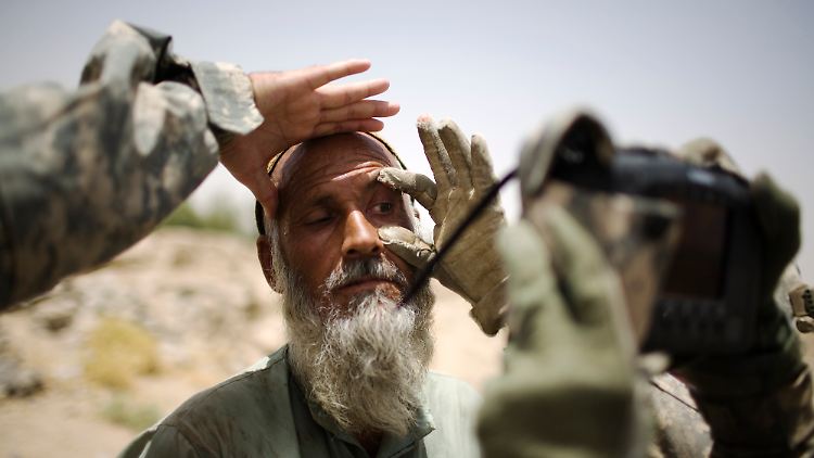 Nahe Kandahar scannt ein US-Soldat die Augen eines Dorfbewohners (Archivbild von 2010).