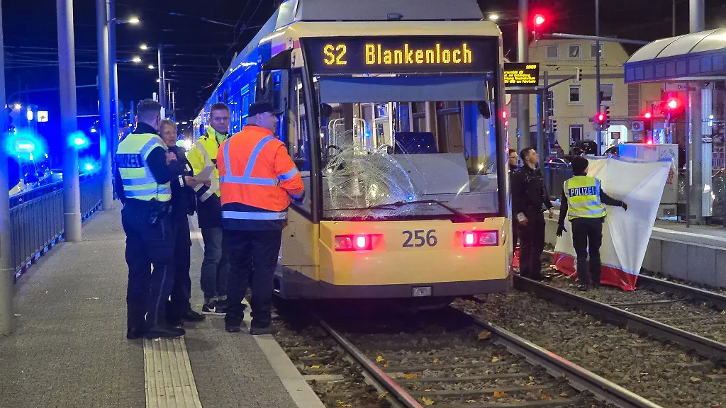 Eine-Fussgaengerin-wird-bei-der-Kollision-mit-der-Strassenbahn-toedlich-verletzt