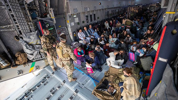 Viele Menschen suchen Schutz vor der dramatischen Lage in Afghanistan. Deutschland will Tausende von ihnen aufnehmen.