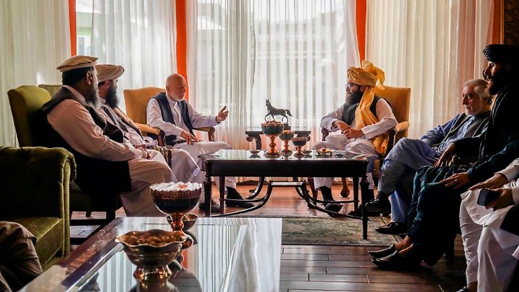 Auf diesem von den Taliban veröffentlichten Foto wird das Treffen von Hamid Karsai (Mitte, links nach rechts), Ex-Präsident von Afghanistan, mit Anas Hakkani, hochrangiger Führer der Hakkani-Gruppe festgehalten.