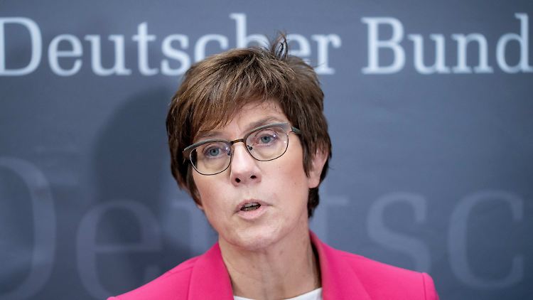 AKK berichtet dem Bundestag, dass zwei bereits organisierte Flüge mit Bundeswehr-Ortskräften wieder gestrichen worden seien.