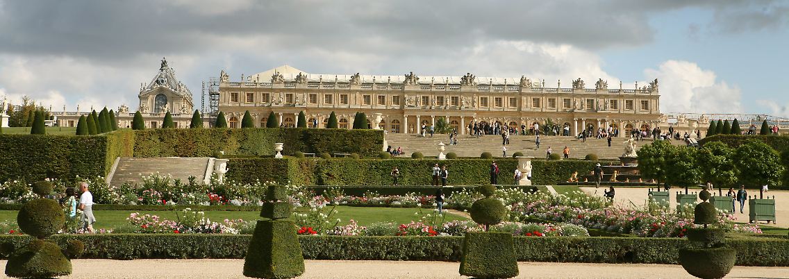 Besucher in den Gärten der Schlossanlage von Versailles.