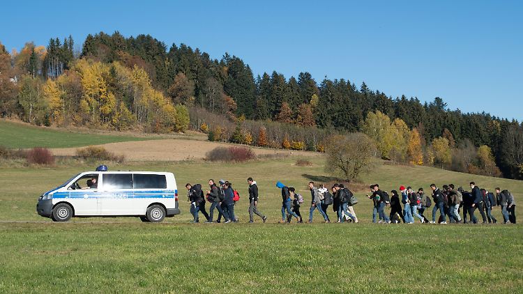 So war es 2015: Bundespolizisten begleiten ankommende Flüchtlinge an der Grenze von Österreich nach Bayern.