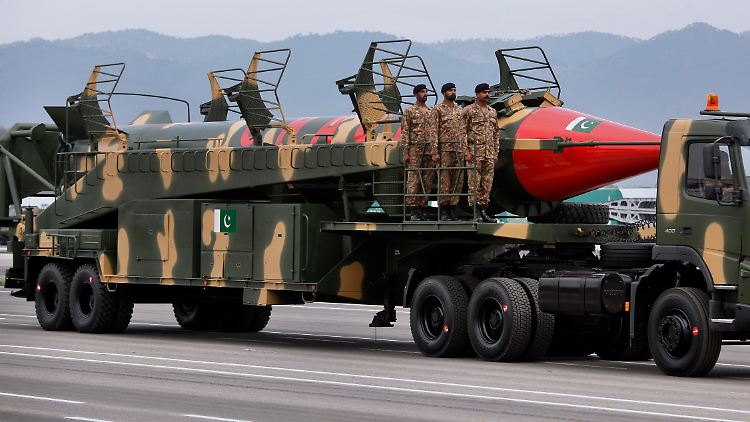 Eine pakistanische Ghauri-Rakete, sie kann mit einem Nuklearsprengkopf ausgerüstet werden. Im Fall eines Umsturzes in Pakistan könnten die Taliban beispielsweise in den Besitz einer Atombombe gelangen, warnte Bolton.