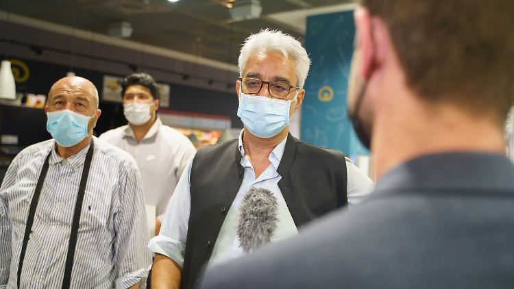 Mahmud Sadjadi beantwortet nach seiner Landung in Frankfurt Fragen von Journalisten.