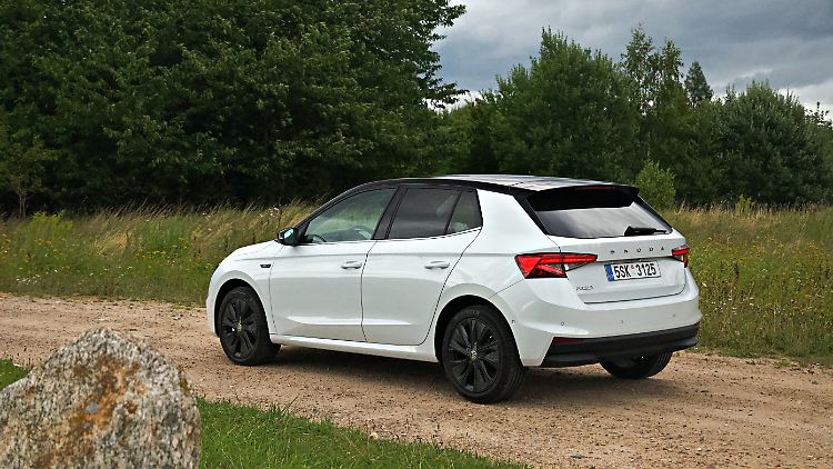 Die geteilten Rücklichter am Kofferraum des Skoda Fabia ermöglichen mehr Breite für das Ladegut.