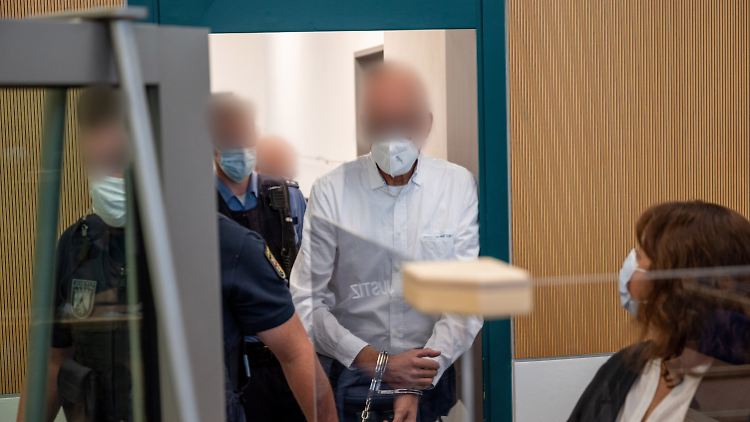 Dem 51-jährigen Angeklagten wird fünffacher Mord und versuchter Mord in 18 weiteren Fällen vorgeworfen.