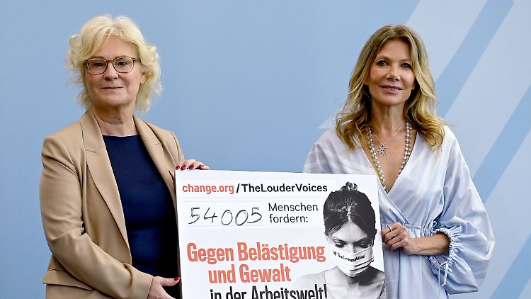 Bundesjustizministerin Christine Lambrecht (l.) und Ursula Karven in Berlin.