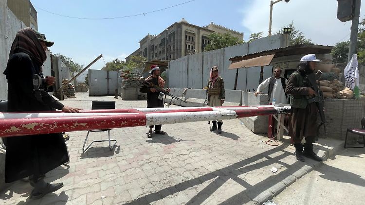 Die Taliban haben in Kabul zahlreiche Checkpoints errichtet, ehemalige Ortskräfte haben Angst, als "Kollaborateure" festgenommen oder ermordet zu werden.