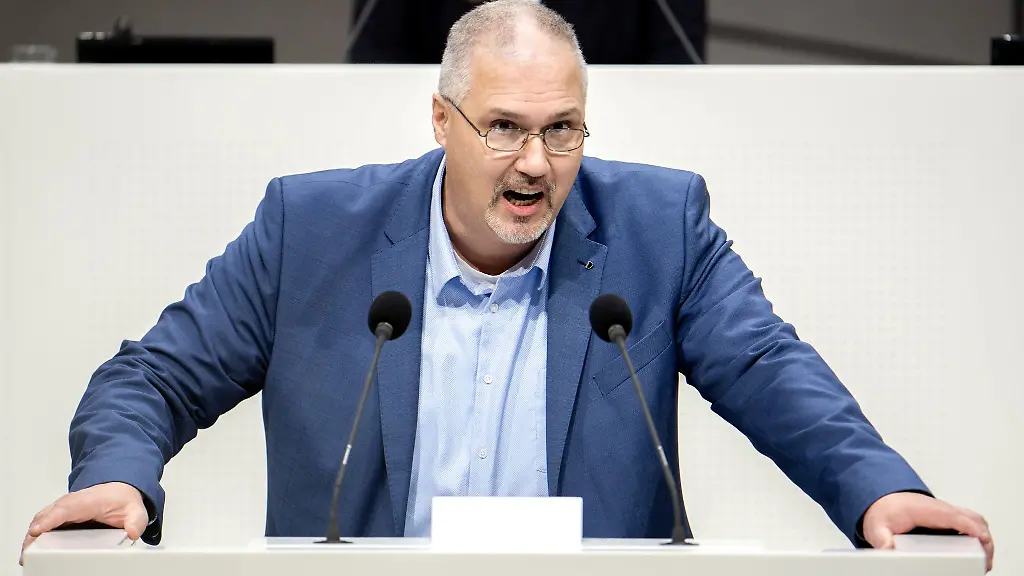 Henze-ist-Fraktionsvorsitzender-der-AfD-in-der-Regionsversammlung-der-Region-Hannover