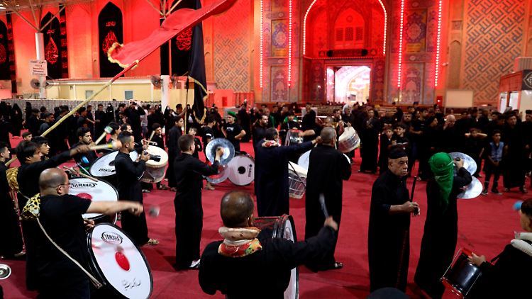 Schiitische Gläubige vollziehen Rituale im Inneren des heiligen Schreins von Imam Abbas während einer Muharram-Prozession in Kerbela.
