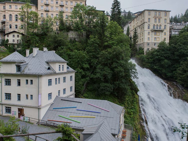 Manchmal liegt Kunst auf dem Dach. Hier am Kraftwerk von Gerwald Rockenschaub.