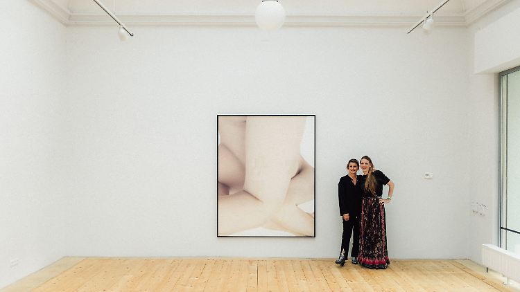 Andrea von Goetz mit Künstlerin Louisa Clement in einem Pavillion auf der Kaiser-Wilhelm-Promenade.