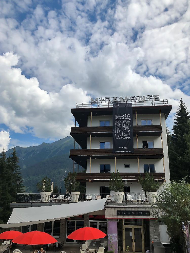 "Magic place for magic people" - das Hotel Miramonte mit einem Manifest von Jonathan Meese.