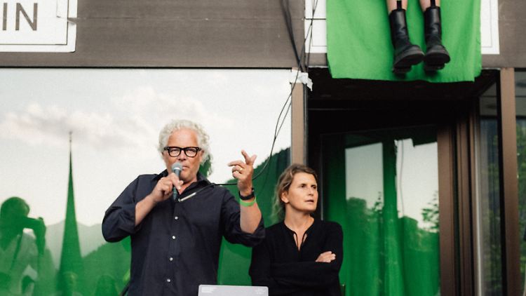 Seit 10 Jahren ein gutes Team: Ike Ikrath und Andrea von Goetz (oben die Künstlerin Pollyester).