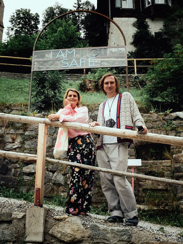 Das Kunstfestival am Ende der Welt hat auch Lars Eidinger überzeugt. Er zeigt seine Fotos in einem leerstehenden Hotel und hinter ihm leuchtet Ariel Reichman.