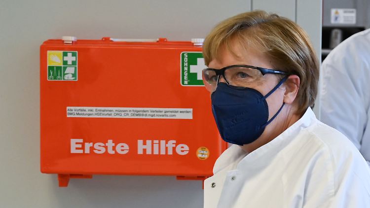 Es gibt genug Impfstoff in Deutschland, und das ist nicht selbstverständlich: Bundeskanzlerin Merkel besucht das Biontech-Werk in Marburg.
