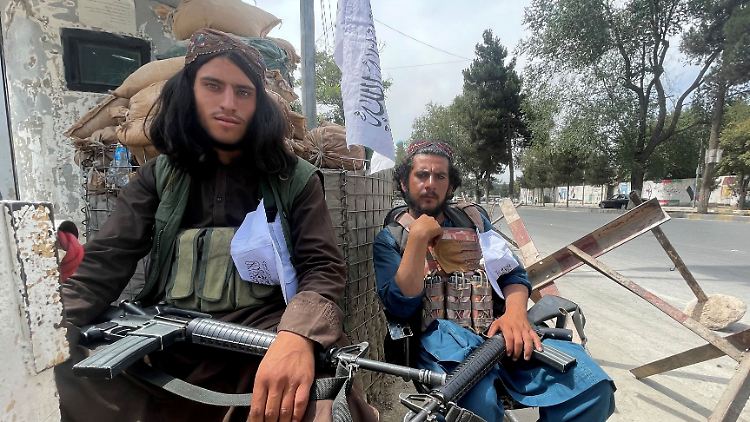 Taliban-Kämpfer an einem Kontrollpunkt in Kabul.