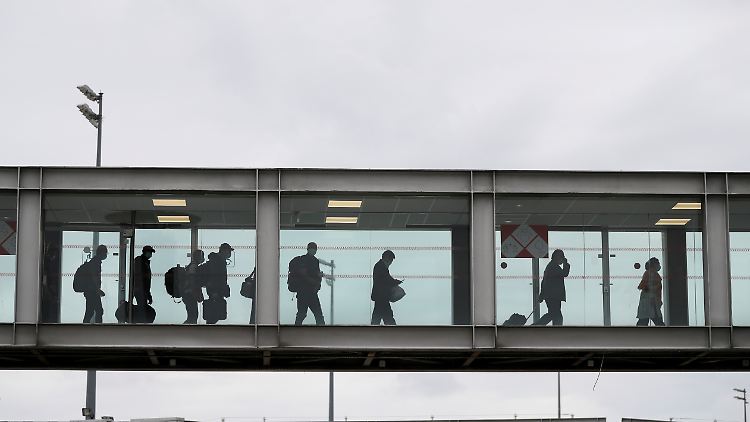 Ankunft von mehr als 200 Passagieren aus Kabul am Flughafen Roissy Charles-de-Gaulle bei Paris.