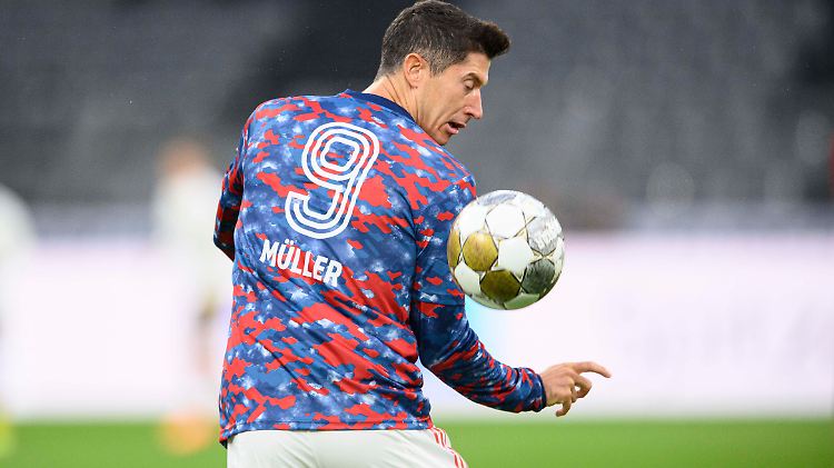 In Gedenken an den kürzlich verstorbenen Gerd Müller: Lewandowski mit dem Müller-Schriftzug. 