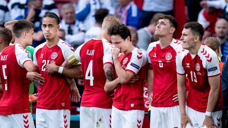 Yussuf Poulsen (2. v. l.) bangte bei der EM im Sommer um Teamkollege Christian Eriksen.