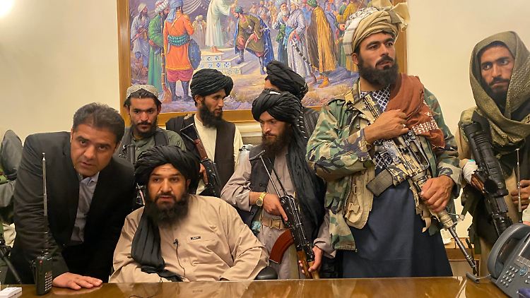 Eine Gruppe Taliban im Präsidentenpalast in Kabul.