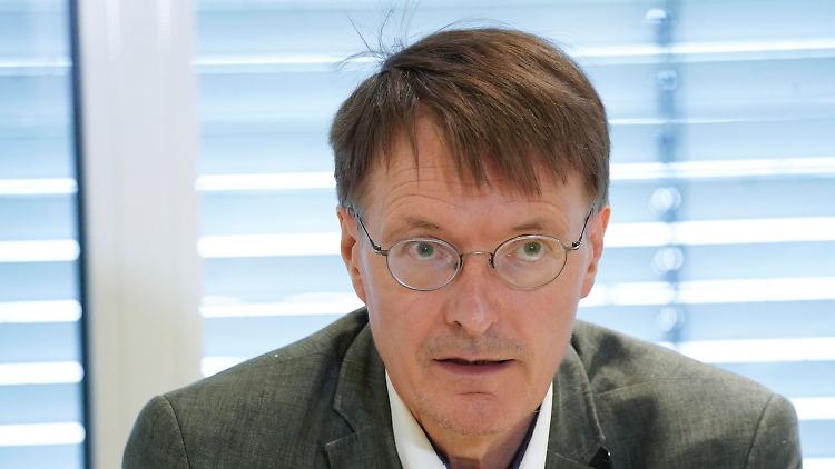Laut SPD-Gesundheitsexperte Karl Lauterbach sind Menschen, die sich nach einem Impfdurchbruch infizieren, genauso ansteckend wie Ungeimpfte, wenn auch nicht so lange.