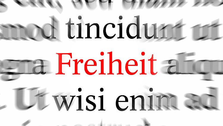 Man könne frei reden, sagen 45 Prozent der Befragten. 44 Prozent sagen, es sei besser vorsichtig zu sein.