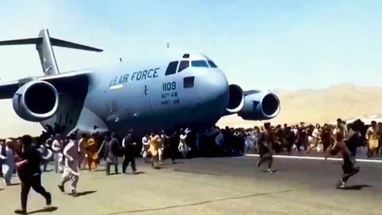 Am Flughafen in Kabul kommt es am Montag zu chaotischen Szenen. Flüchtende Menschen klammern sich ans Flugzeug-Fahrwerk.