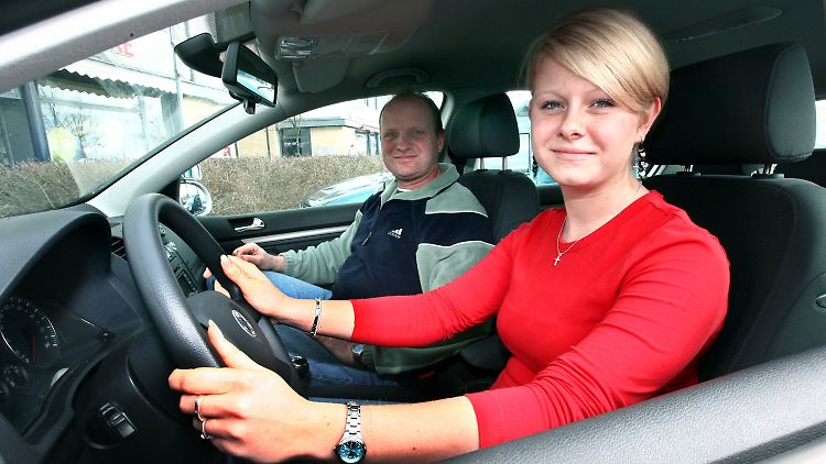Beim Autofahren stärken Eltern nicht nur die Fahrkompetenz ihrer Kinder. 