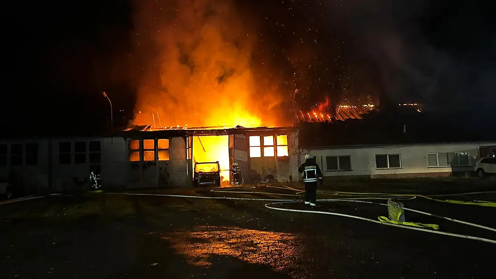 In-der-Nacht-schlugen-die-Flammen-aus-dem-Dach