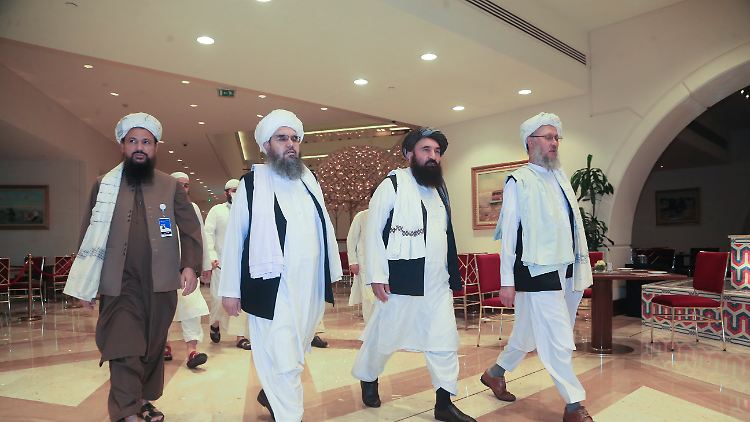Mullah Baradar (2. von rechts) und weitere Taliban-Delegierte in Doha.