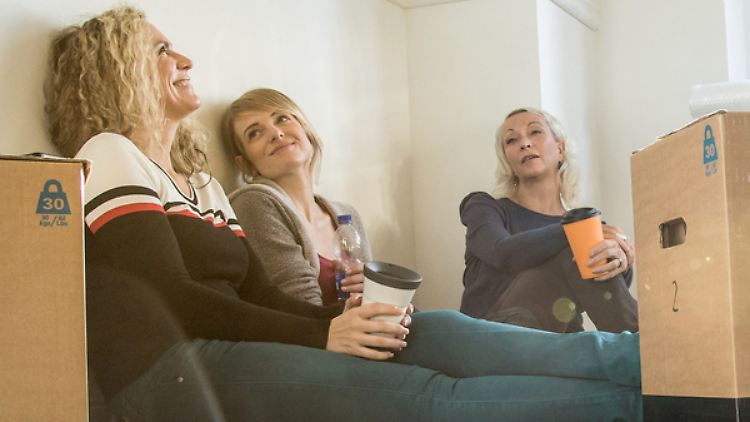 Wer in eine andere Stadt umzieht, kann im Freundeskreis fragen, wer jemanden am neuen Wohnort kennt und einen Kontakt vermittelt. Das kann bestenfalls der Beginn einer Freundschaft werden.