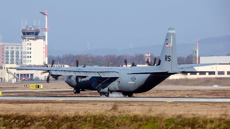 Die US-Streitkräfte flogen seit Samstag dem Pentagon zufolge 7000 Menschen ins Ausland.