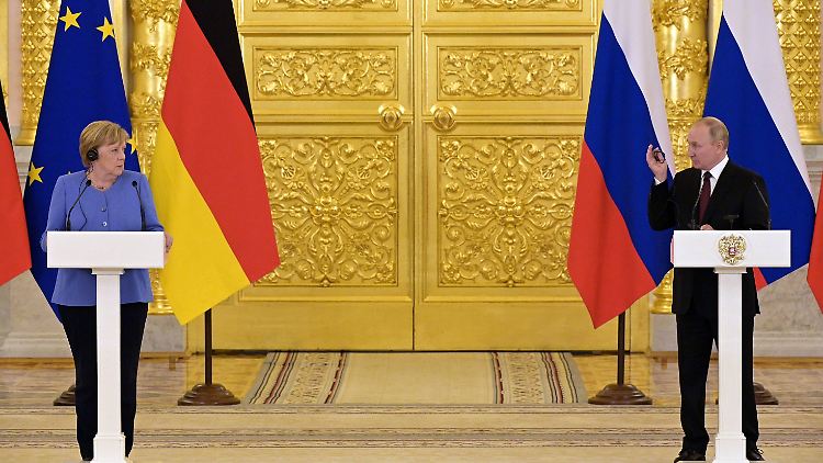 Viel Abstand, nicht nur räumlich: Merkel und Putin fassen in Moskau die Gesprächsergebnisse zusammen.